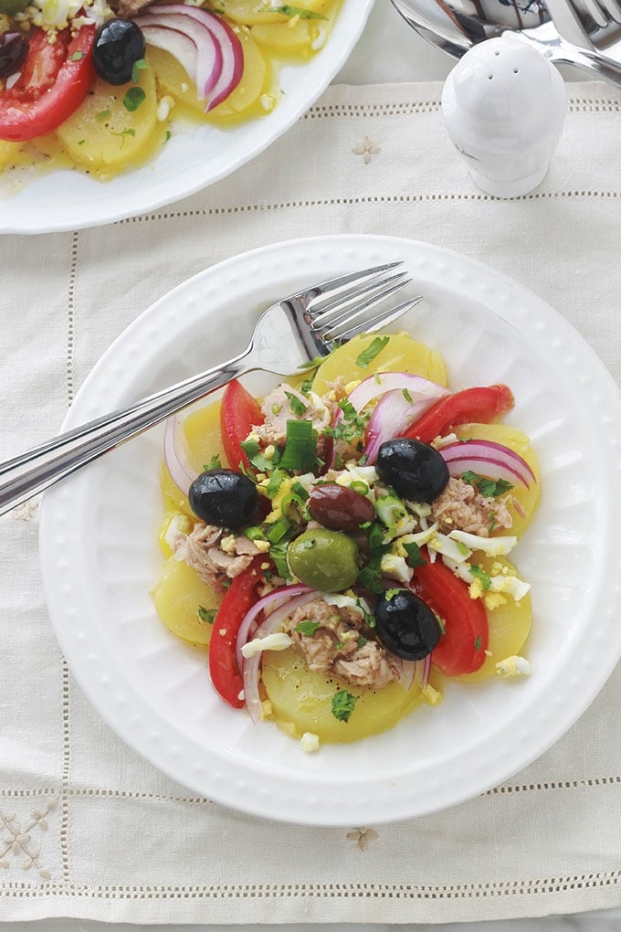 Salade de pommes de terre au thon simplissime avec tomate, oignon et olives. Vinaigrette sans mayonnaise : huile d’olive, jus de citron ou vinaigre, herbes aromatiques, épices. Tellement simple et tellement bonne.