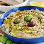 La meilleure recette du Baba ghanoush libanais (ou baba ganouche), caviar d'aubergine libanais. La vraie recette toute simple et tellement bonne : aubergine, tahiné, ail, citron, huile d’olive. Délicieux en entrée, comme dip pour un apéro dînatoire, un plateau de mezzé, ou en plat d’accompagnement.