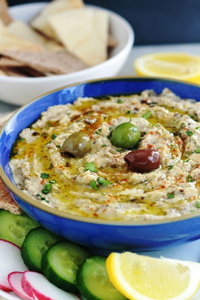 La meilleure recette du Baba ghanoush libanais (ou baba ganouche), caviar d'aubergine libanais. La vraie recette toute simple et tellement bonne : aubergine, tahiné, ail, citron, huile d’olive. Délicieux en entrée, comme dip pour un apéro dînatoire, un plateau de mezzé, ou en plat d’accompagnement.