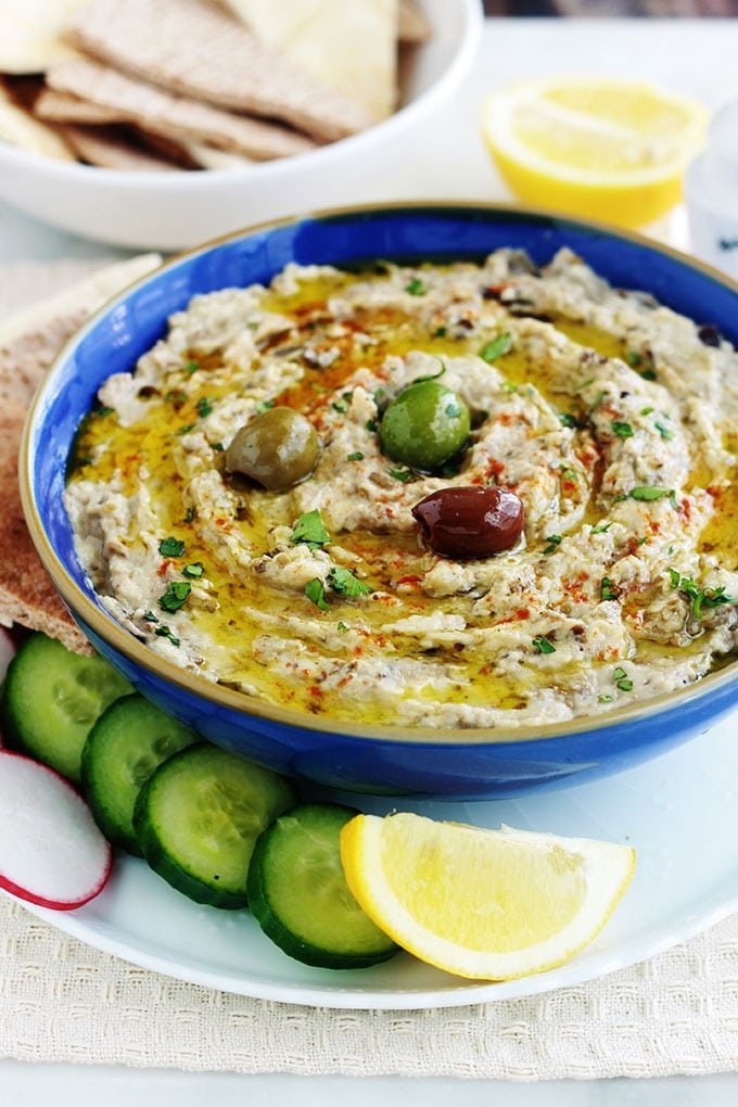 La meilleure recette du Baba ghanoush libanais (ou baba ganouche), caviar d'aubergine libanais. La vraie recette toute simple et tellement bonne : aubergine, tahiné, ail, citron, huile d’olive. Délicieux en entrée, comme dip pour un apéro dînatoire, un plateau de mezzé, ou en plat d’accompagnement.