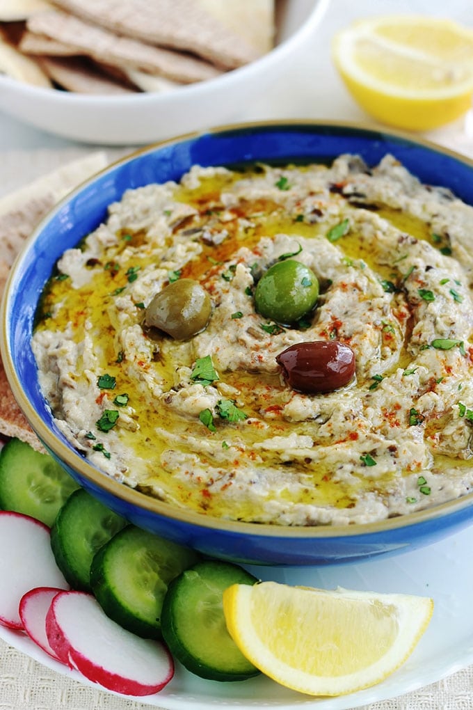 La meilleure recette du Baba ghanoush libanais (ou baba ganouche), caviar d'aubergine libanais. La vraie recette toute simple et tellement bonne : aubergine, tahiné, ail, citron, huile d’olive. Délicieux en entrée, comme dip pour un apéro dînatoire, un plateau de mezzé, ou en plat d’accompagnement.