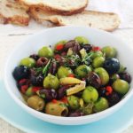 Recette des olives marinées à la marocaine. Ail, épices, herbes fines, citron confit, jus de citron et huile d’olive. Parfaites pour un apéro dînatoire et bien d’autres utilisations!