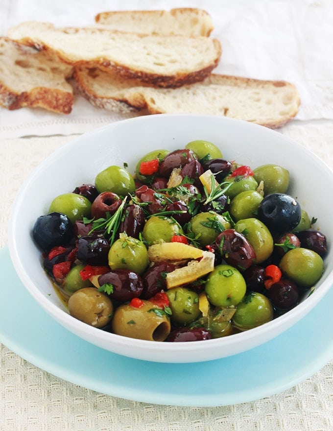 Recette des olives marinées à la marocaine. Ail, épices, herbes fines, citron confit, jus de citron et huile d’olive. Parfaites pour un apéro dînatoire et bien d’autres utilisations!