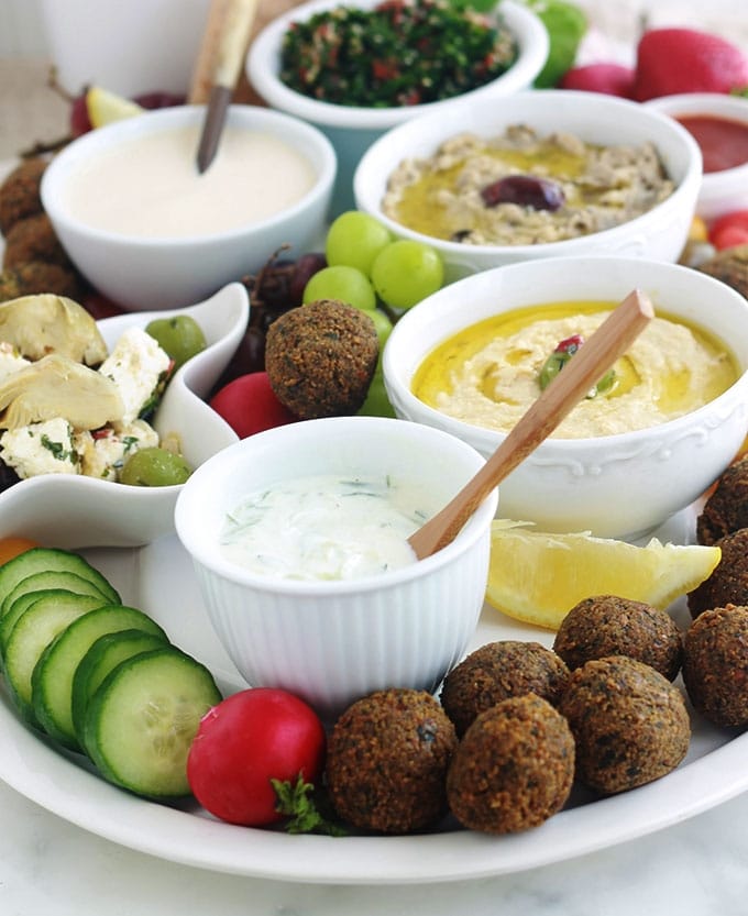 Plateau de mezzé libanais pour apéro : baba ghanoush (baba ghanouch), falafel, houmous, taboulé, sauce tahiné.