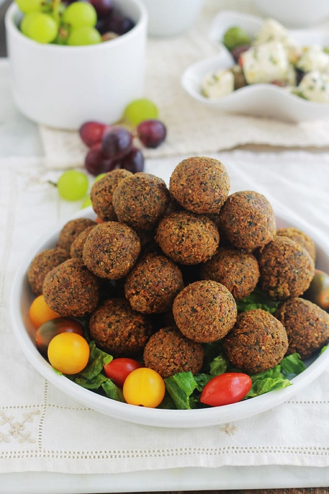 Recette des falafel libanais à base de pois chiches mixés avec oignon, ail, épices et herbes. Cette version maison est meilleure que celle du commerce! Faciles et rapides à faire, les falafels sont sans gluten. C’est aussi une recette végétarienne et vegan.