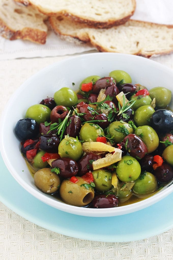 Recette des olives marinées à la marocaine. Ail, épices, herbes fines, citron confit, jus de citron et huile d’olive. Parfaites pour un apéro dînatoire et bien d’autres utilisations!