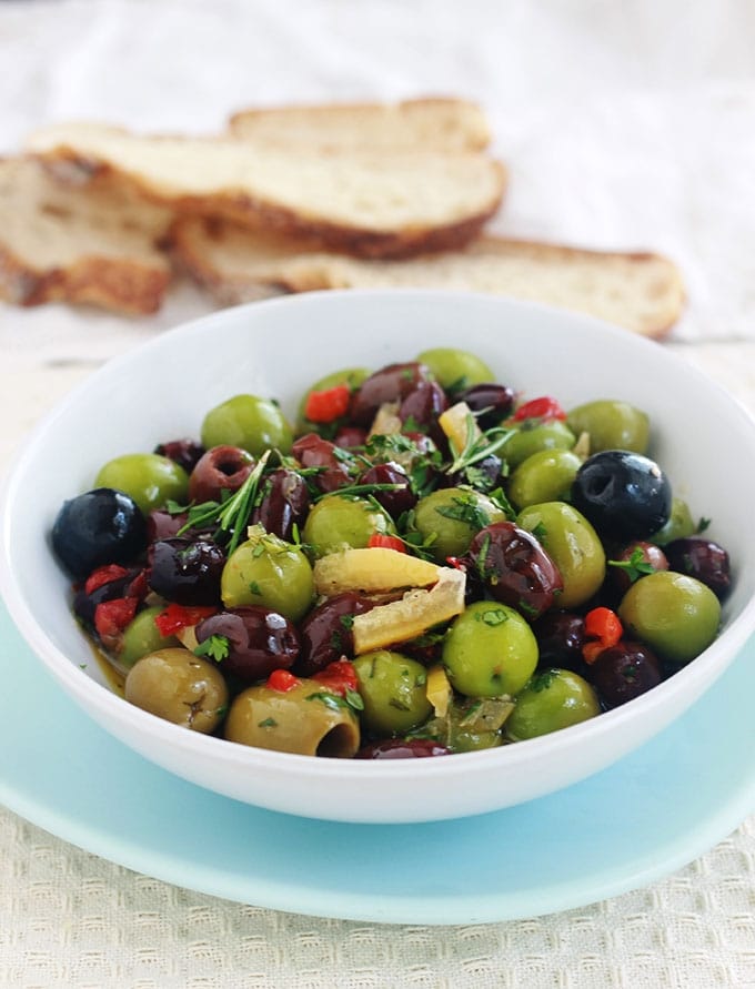 Recette des olives marinées à la marocaine. Ail, épices, herbes fines, citron confit, jus de citron et huile d’olive. Parfaites pour un apéro dînatoire et bien d’autres utilisations!