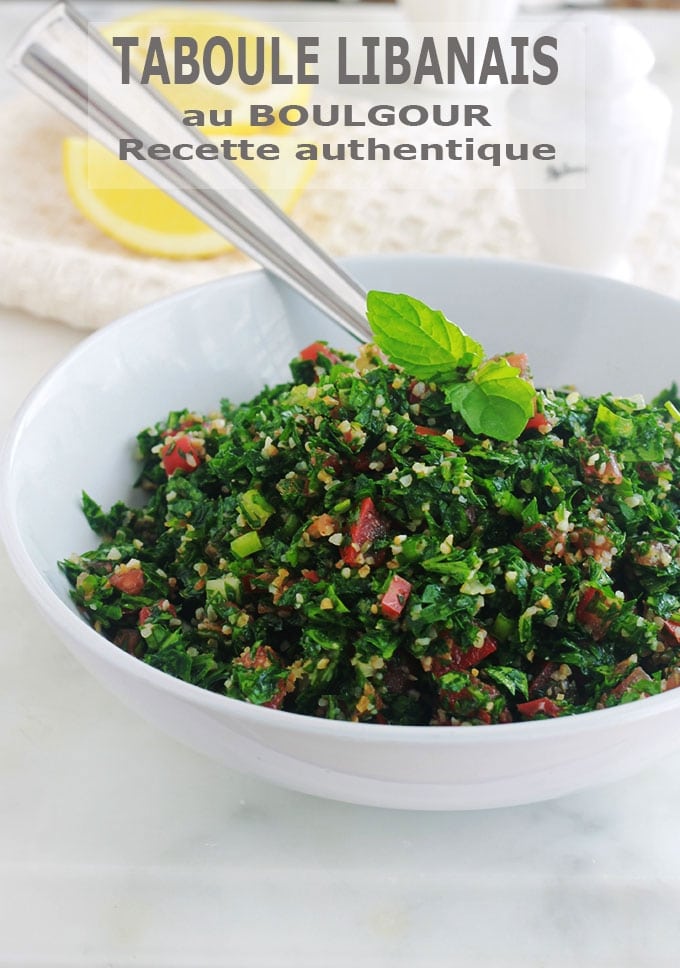 La vraie recette du taboulé libanais. Très facile avec peu d'ingrédients : persil (beaucoup de persil) et éventuellement un peu de menthe fraîche, un peu de boulgour, tomates, oignons, jus de citron, huile d’olive et sel. C'est une salade santé rafraîchissante parfaite en été. A servir en entrée ou en plat d'accompagnement pour vos grillades. Il est magnifique aussi pour les pique-niques. Très simple, rapide et tellement bon!