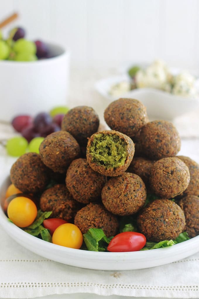 Recette des falafel libanais à base de pois chiches mixés avec oignon, ail, épices et herbes. Cette version maison est meilleure que celle du commerce! Faciles et rapides à faire, les falafels sont sans gluten. C’est aussi une recette végétarienne et vegan.