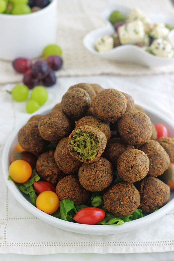 Recette des falafel libanais à base de pois chiches mixés avec oignon, ail, épices et herbes. Cette version maison est meilleure que celle du commerce! Faciles et rapides à faire, les falafels sont sans gluten. C’est aussi une recette végétarienne et vegan.