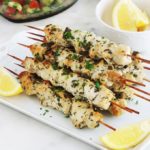 Ces brochettes de poulet mariné sont si simples et tellement délicieuses. Jus de citron, ail, épices et herbes aromatiques. Tendres et juteuses, vous pouvez les préparer à l’avance. Cuisson au four, barbecue, plancha ou à la poêle.