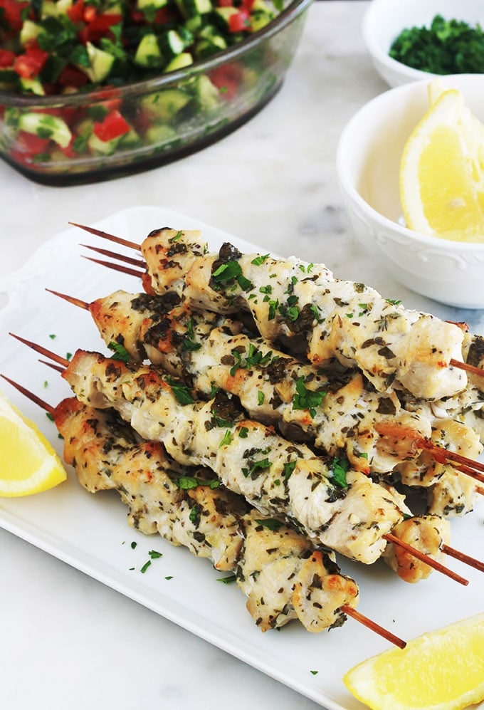 Ces brochettes de poulet mariné sont si simples et tellement délicieuses. Jus de citron, ail, épices et herbes aromatiques. Tendres et juteuses, vous pouvez les préparer à l’avance. Cuisson au four, barbecue, plancha ou à la poêle.