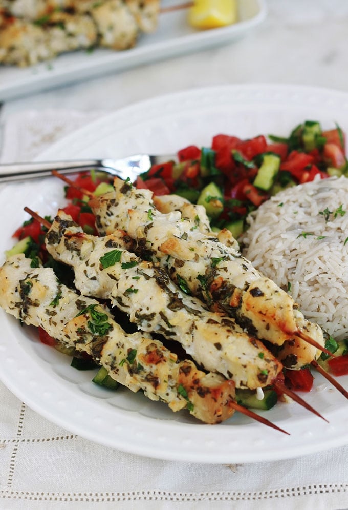 Ces brochettes de poulet mariné sont si simples et tellement délicieuses. Jus de citron, ail, épices et herbes aromatiques. Tendres et juteuses, vous pouvez les préparer à l’avance. Cuisson au four, barbecue, plancha ou à la poêle.