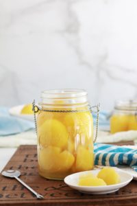 Recette des citrons confits au sel à la marocaine. Les citrons confits maison sont meilleurs que ceux du commerce. Et tellement faciles à faire! Utilisés de mille et une façons : tajines, salades, sauces et marinades, poissons et fruits de mer, viandes, volaille, ...