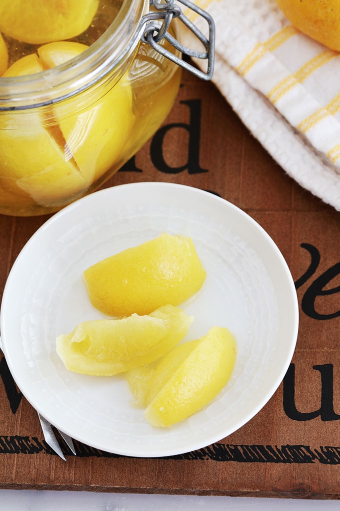 Recette des citrons confits au sel à la marocaine. Les citrons confits maison sont meilleurs que ceux du commerce. Et tellement faciles à faire! Utilisés de mille et une façons : tajines, salades, sauces et marinades, poissons et fruits de mer, viandes, volaille, ...