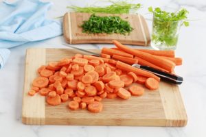 Couper les carottes en rondelles