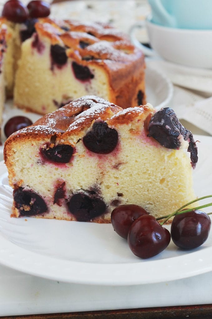 Ce gâteau au yaourt aux cerises est hyper moelleux et fondant. C’est une excellente variante du gâteau au yaourt traditionnel, avec comme mesure un pot de yaourt. Une recette simple et facile que vous pouvez même réaliser avec les enfants.