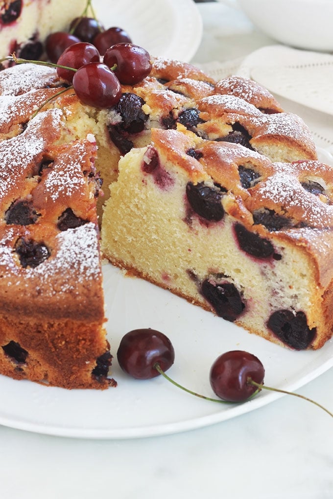 Ce gâteau au yaourt aux cerises est hyper moelleux et fondant. C’est une excellente variante du gâteau au yaourt traditionnel, avec comme mesure un pot de yaourt. Une recette simple et facile que vous pouvez même réaliser avec les enfants.