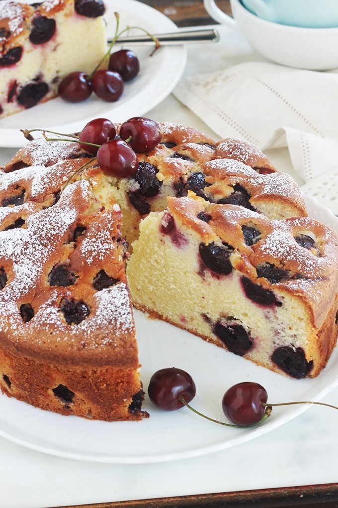 Ce gâteau au yaourt aux cerises est hyper moelleux et fondant. C’est une excellente variante du gâteau au yaourt traditionnel, avec comme mesure un pot de yaourt. Une recette simple et facile que vous pouvez même réaliser avec les enfants.