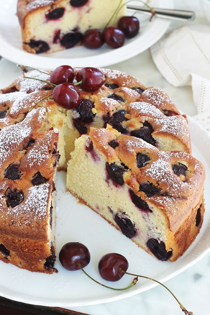 Ce gâteau au yaourt aux cerises est hyper moelleux et fondant. C’est une excellente variante du classique gâteau au yaourt avec comme mesure un pot de yaourt. Une recette simple et facile que vous pouvez même réaliser avec les enfants.