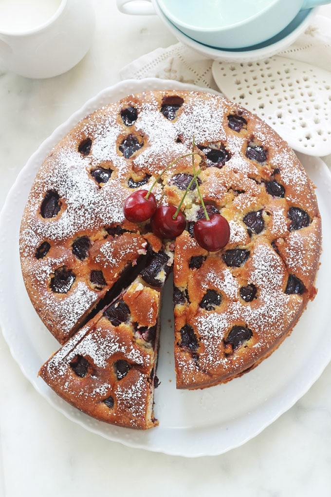 Ce gâteau au yaourt aux cerises est hyper moelleux et fondant. C’est une excellente variante du gâteau au yaourt traditionnel, avec comme mesure un pot de yaourt. Une recette simple et facile que vous pouvez même réaliser avec les enfants.