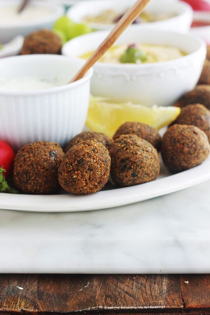 Si vous êtes amateur de falafel et autres plats libanais, vous allez adorer ce plateau de mezzé aux falafel, dips, légumes et sauces. Parfait pour un apéro dînatoire, pour fêter un anniversaire ou simplement un repas entre amis ou en famille.