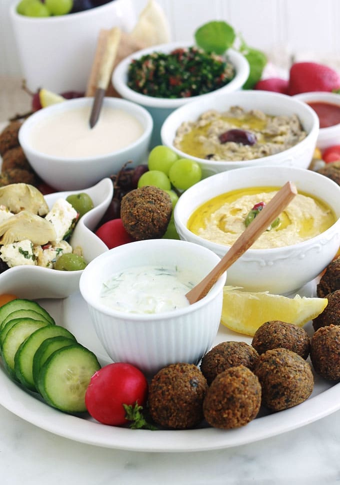 Si vous êtes amateur de falafel et autres plats libanais, vous allez adorer ce plateau de mezzé aux falafel, dips, légumes et sauces. Parfait pour un apéro dînatoire, pour fêter un anniversaire ou simplement un repas entre amis ou en famille.