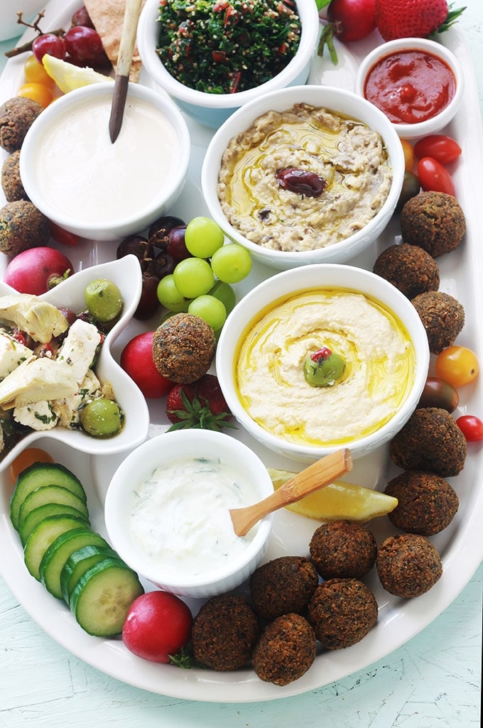 Si vous êtes amateur de falafel et autres plats libanais, vous allez adorer ce plateau de mezzé aux falafel, dips, légumes et sauces. Parfait pour un apéro dînatoire, pour fêter un anniversaire ou simplement un repas entre amis ou en famille.