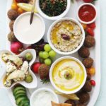 Si vous êtes amateur de falafel et autres plats libanais, vous allez adorer ce plateau de mezzé aux falafel, dips, légumes et sauces. Parfait pour un apéro dînatoire, pour fêter un anniversaire ou simplement un repas entre amis ou en famille.