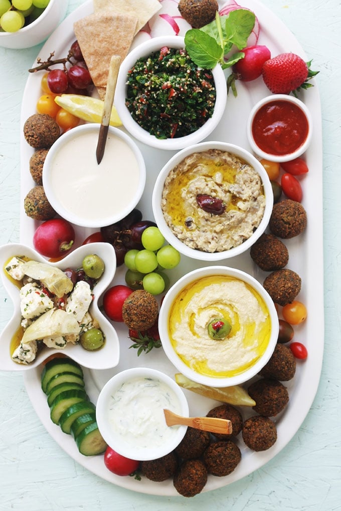 Si vous êtes amateur de falafel et autres plats libanais, vous allez adorer ce plateau de mezzé aux falafel, dips, légumes et sauces. Parfait pour un apéro dînatoire, pour fêter un anniversaire ou simplement un repas entre amis ou en famille.