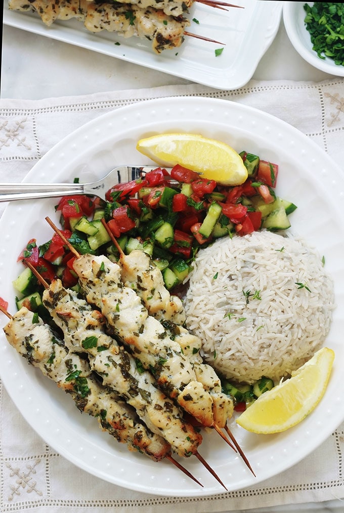 Ces brochettes de poulet mariné sont si simples et tellement délicieuses. Jus de citron, ail, épices et herbes aromatiques. Tendres et juteuses, vous pouvez les préparer à l’avance. Cuisson au four, barbecue, plancha ou à la poêle.