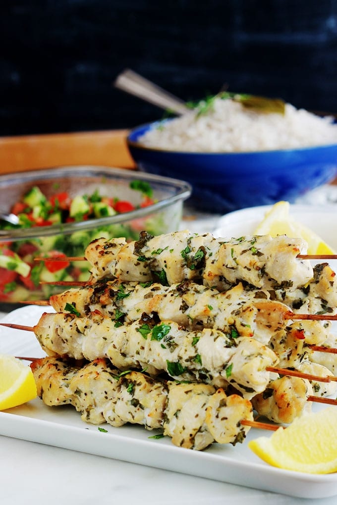 Ces brochettes de poulet mariné sont si simples et tellement délicieuses. Jus de citron, ail, épices et herbes aromatiques. Tendres et juteuses, vous pouvez les préparer à l’avance. Cuisson au four, barbecue, plancha ou à la poêle.