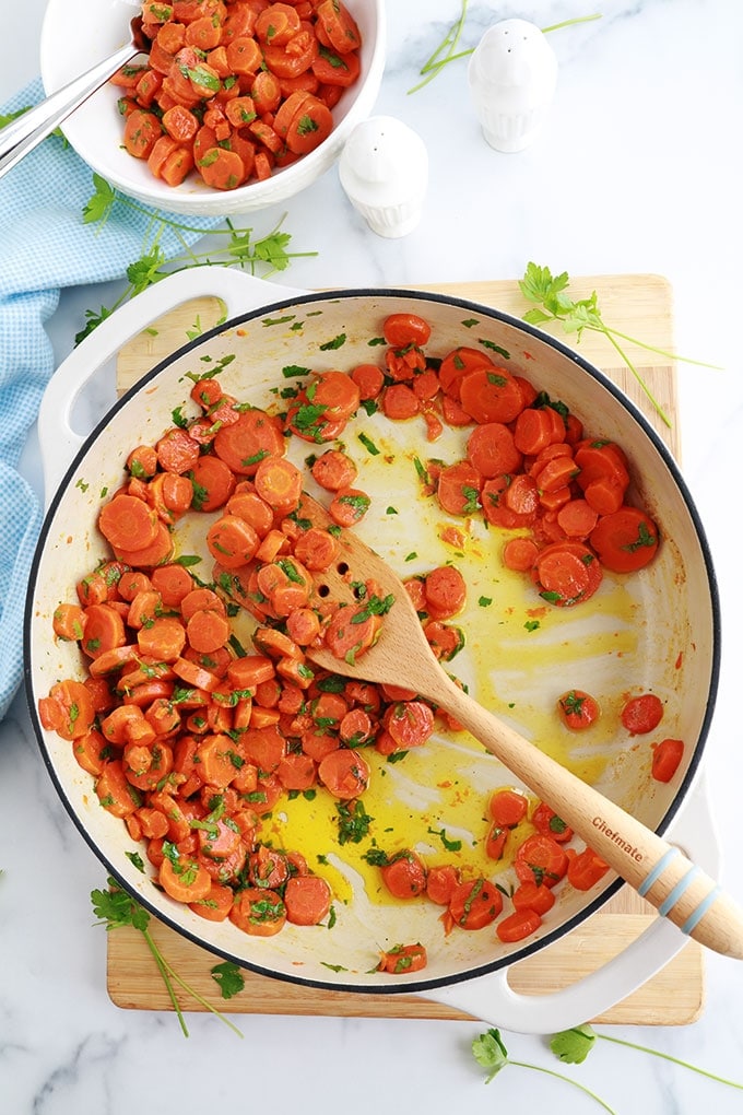 Délicieuse recette des  carottes Vichy, simple et pas cher. Les carottes sont fondantes et parfumées. A servir en entrée ou en accompagnement de viandes, volaille et poissons.