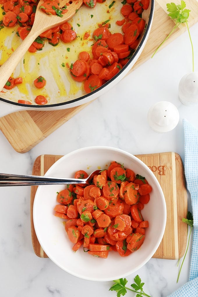 Délicieuse recette des  carottes Vichy, simple et pas cher. Les carottes sont fondantes et parfumées. A servir en entrée ou en accompagnement de viandes, volaille et poissons.