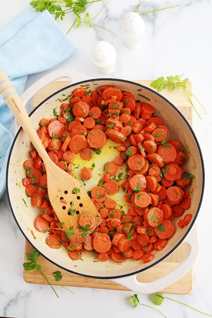 Délicieuse recette des  carottes Vichy, simple et pas cher. Les carottes sont fondantes et parfumées. A servir en entrée ou en accompagnement de viandes, volaille et poissons.