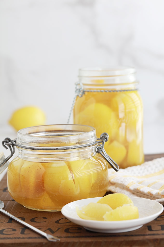 Recette des citrons confits au sel à la marocaine. Les citrons confits maison sont meilleurs que ceux du commerce. Et tellement faciles à faire! Utilisés de mille et une façons : tajines, salades, sauces et marinades, poissons et fruits de mer, viandes, volaille, ...