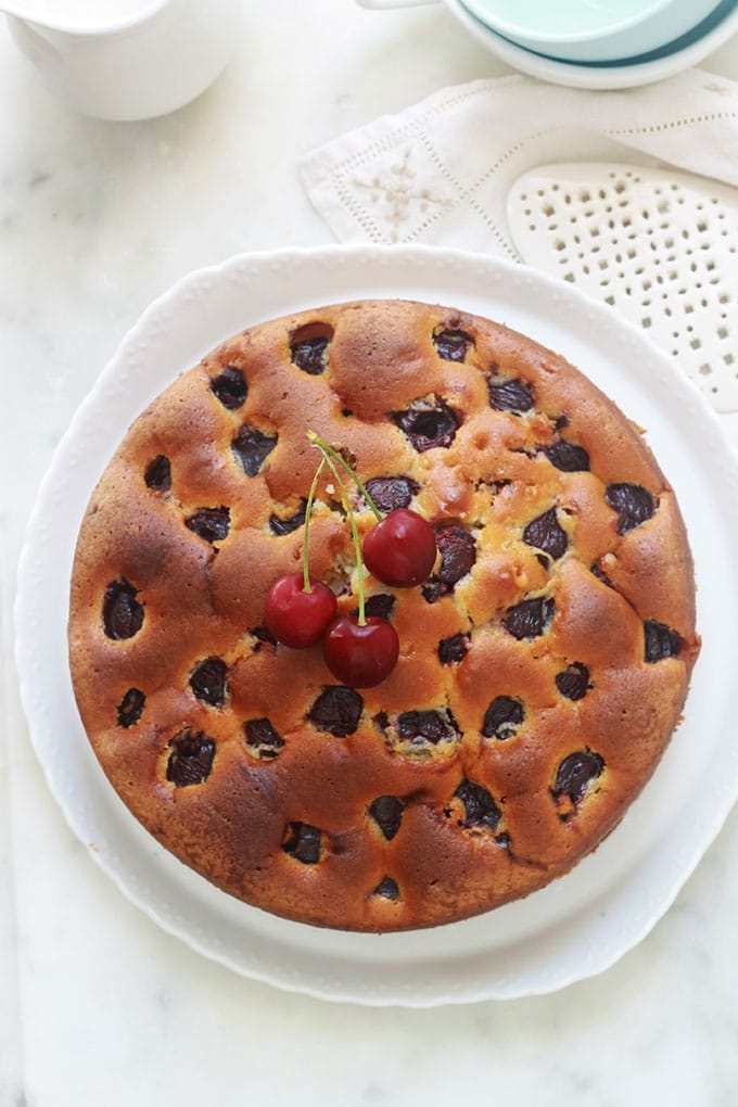 Ce gâteau au yaourt aux cerises est hyper moelleux et fondant. C’est une excellente variante du gâteau au yaourt traditionnel, avec comme mesure un pot de yaourt. Une recette simple et facile que vous pouvez même réaliser avec les enfants.