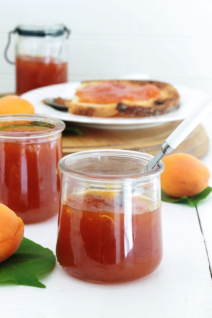 La confiture d’abricots à l’ancienne, toute simple et goûteuse. Avec des fruits frais, sans pectine. Seulement 2 ingrédients : abricots et sucre. La recette est très facile à faire et inratable.