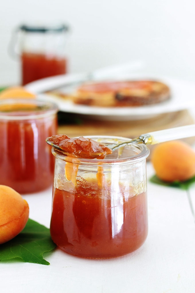 La confiture d’abricots à l’ancienne, toute simple et goûteuse. Avec des fruits frais, sans pectine. Seulement 2 ingrédients : abricots et sucre. La recette est très facile à faire et inratable.