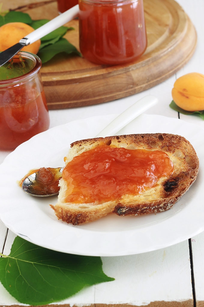 La confiture d’abricots à l’ancienne, toute simple et goûteuse. Avec des fruits frais, sans pectine. Seulement 2 ingrédients : abricots et sucre. La recette est très facile à faire et inratable.