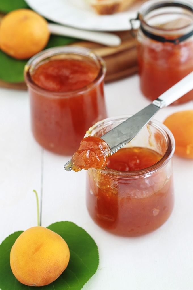 La confiture d’abricots à l’ancienne, toute simple et goûteuse. Avec des fruits frais, sans pectine. Seulement 2 ingrédients : abricots et sucre. La recette est très facile à faire et inratable.