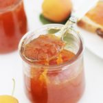 La confiture d’abricots à l’ancienne, toute simple et goûteuse. Avec des fruits frais, sans pectine. Seulement 2 ingrédients : abricots et sucre. La recette est très facile à faire et inratable.