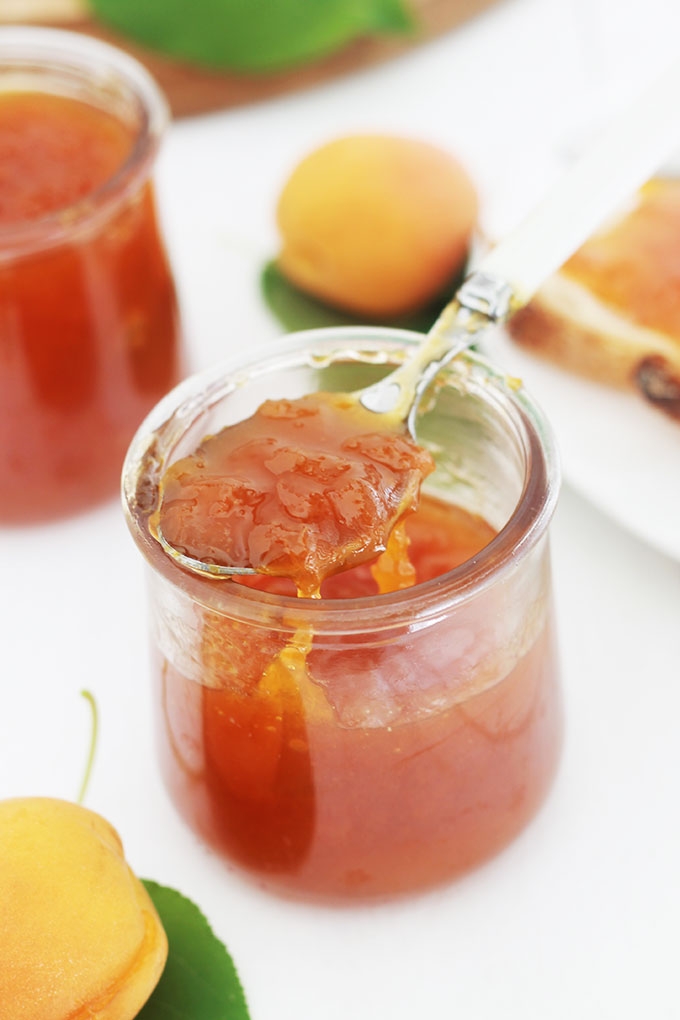 La confiture d’abricots à l’ancienne, toute simple et goûteuse. Avec des fruits frais, sans pectine. Seulement 2 ingrédients : abricots et sucre. La recette est très facile à faire et inratable.