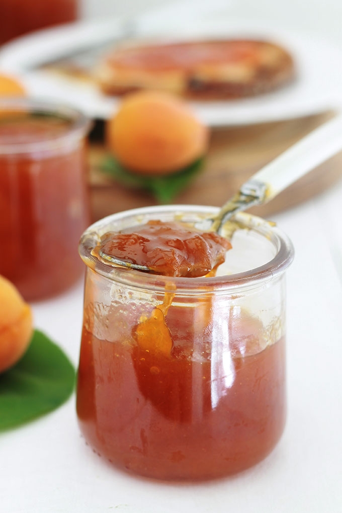 La confiture d’abricots à l’ancienne, toute simple et goûteuse. Avec des fruits frais, sans pectine. Seulement 2 ingrédients : abricots et sucre. La recette est très facile à faire et inratable.