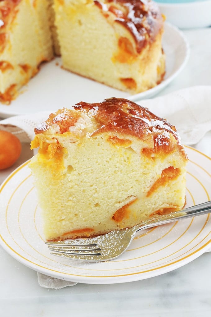 Délicieuse variante du gâteau au yaourt classique avec des abricots. Hyper moelleux, avec un petit goût acidulé. Sans beurre et facile à faire. Utilisez des abricots frais, congelés, confits, en boîte ou au sirop!