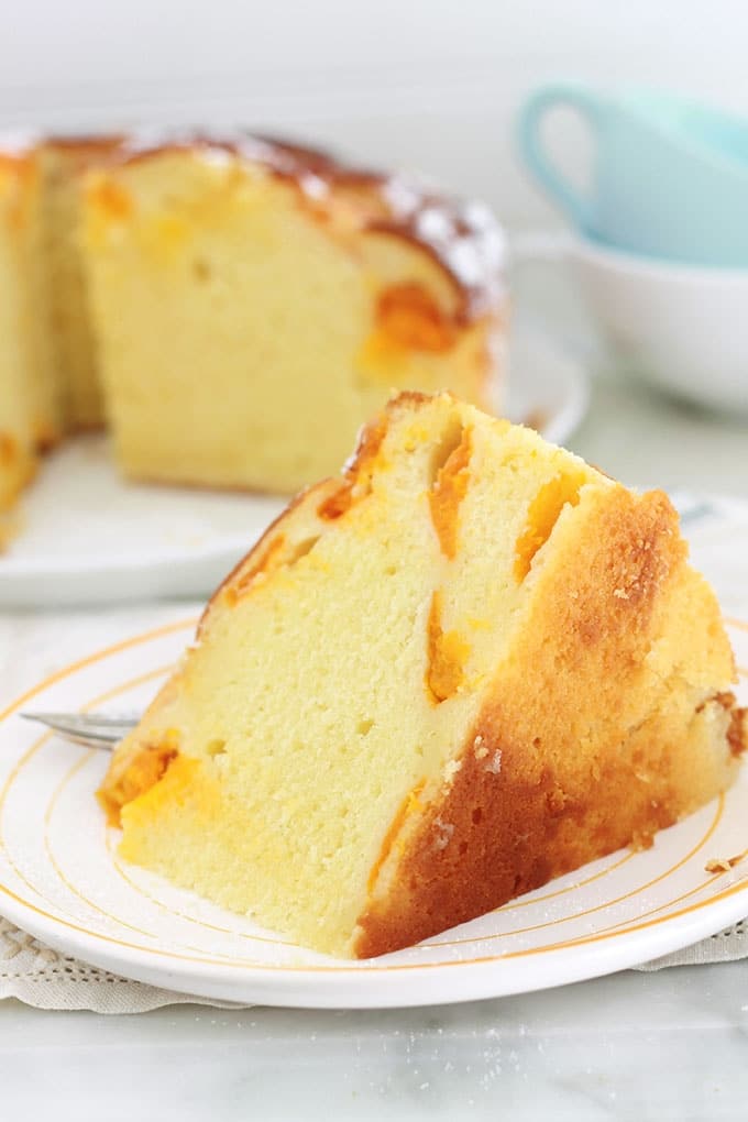 Délicieuse variante du gâteau au yaourt classique avec des abricots. Hyper moelleux, avec un petit goût acidulé. Sans beurre et facile à faire. Utilisez des abricots frais, congelés, confits, en boîte ou au sirop!