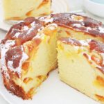 Délicieuse variante du gâteau au yaourt classique avec des abricots. Hyper moelleux, avec un petit goût acidulé. Sans beurre et facile à faire. Utilisez des abricots frais, congelés, confits, en boîte ou au sirop!