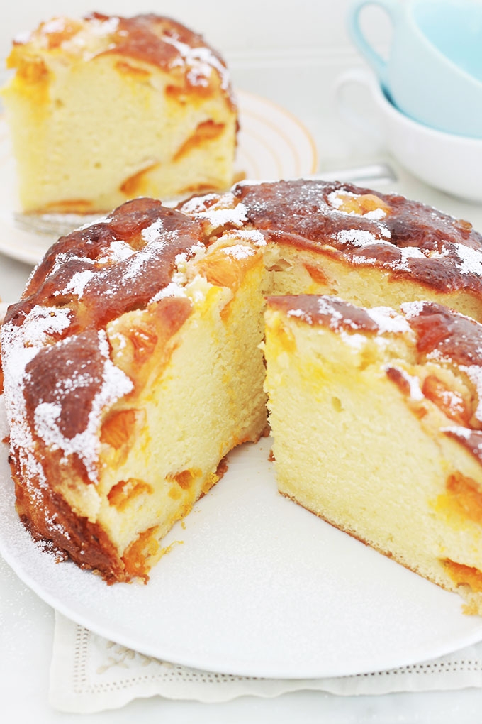 Délicieuse variante du gâteau au yaourt classique avec des abricots. Hyper moelleux, avec un petit goût acidulé. Sans beurre et facile à faire. Utilisez des abricots frais, congelés, confits, en boîte ou au sirop!