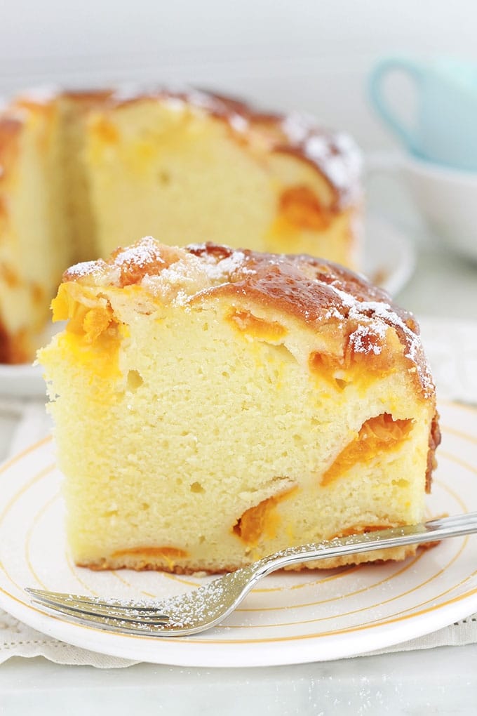 Délicieuse variante du gâteau au yaourt classique avec des abricots. Hyper moelleux, avec un petit goût acidulé. Sans beurre et facile à faire. Utilisez des abricots frais, congelés, confits, en boîte ou au sirop!