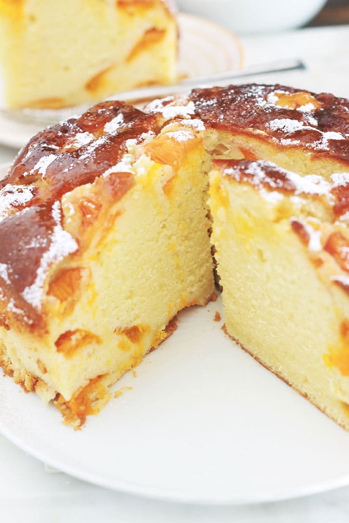 Délicieuse variante du gâteau au yaourt classique avec des abricots. Hyper moelleux, avec un petit goût acidulé. Sans beurre et facile à faire. Utilisez des abricots frais, congelés, confits, en boîte ou au sirop!